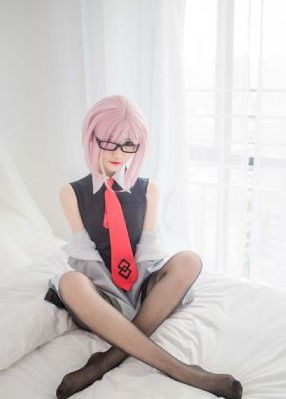 商务旅行戴绿色帽子的女老板同行